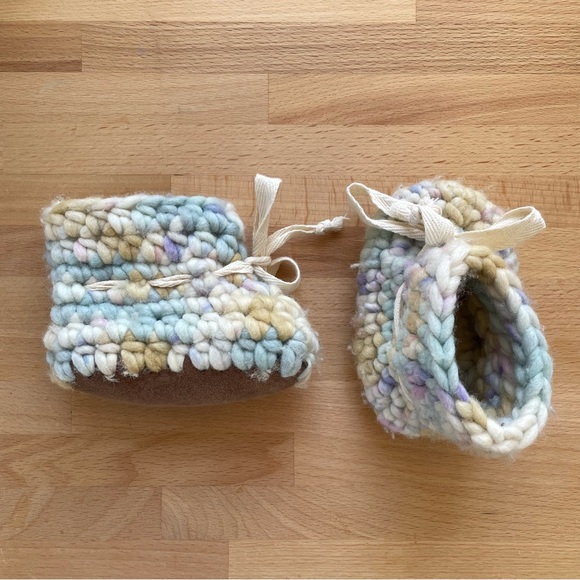 Beautiful, soft, wool and sheepskin baby booties - Picture 3 of 6